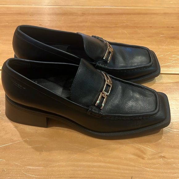 Vagabond Black Leather Loafers with Metal Detail - Picture 2 of 7